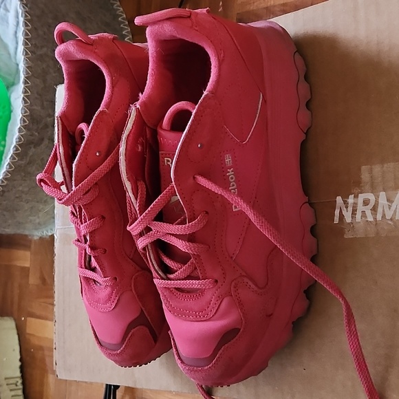 Reebok Cardi B ( US5 GS-US 6.5 W) PINK - Picture 3 of 6